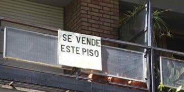Piso en venta en España con cartel, Hacienda multa ventas de viviendas por debajo de su valor.