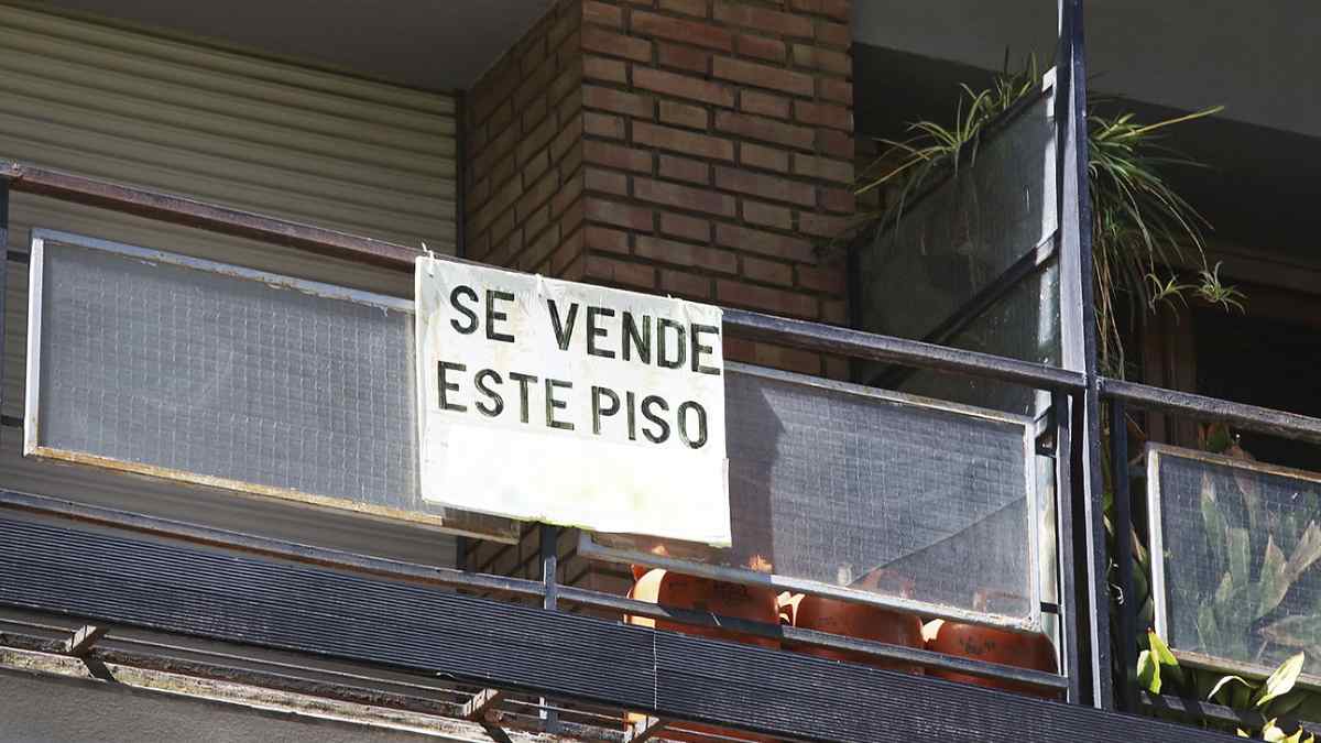 Piso en venta en España con cartel, Hacienda multa ventas de viviendas por debajo de su valor.