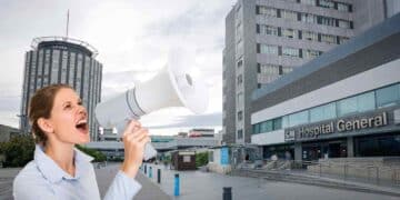 Huelga en el Hospital La Paz de Madrid por cierre de 397 camas en agosto 2025.