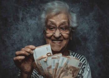 Pensionista recibiendo paga del IMSERSO con complemento del 50% en 2025.
