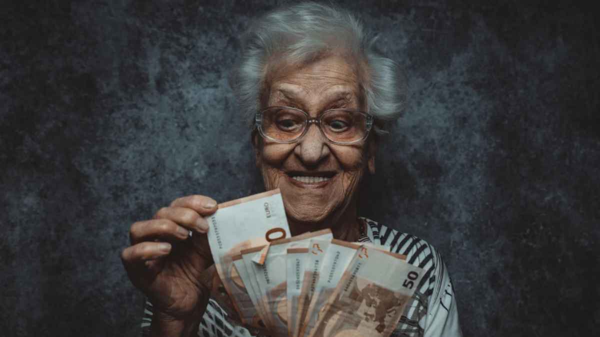 Pensionista recibiendo paga del IMSERSO con complemento del 50% en 2025.