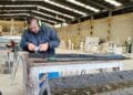 Trabajador de taller de piedra expuesto a polvo de sílice que provoca silicosis.