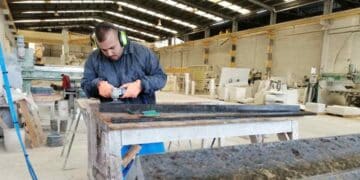 Trabajador de taller de piedra expuesto a polvo de sílice que provoca silicosis.
