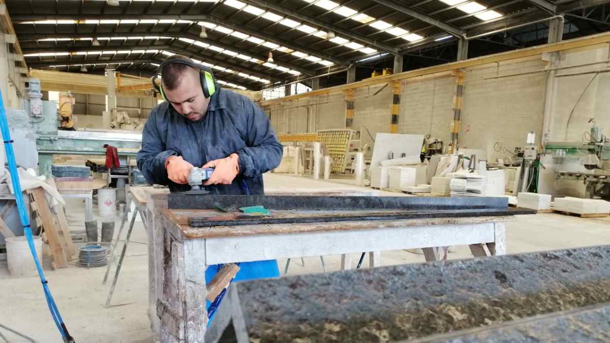 Trabajador de taller de piedra expuesto a polvo de sílice que provoca silicosis.