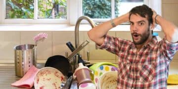 Hombre sorprendido por fregadero lleno de platos sucios antes de usar invento de Amazon por menos de 25 euros.