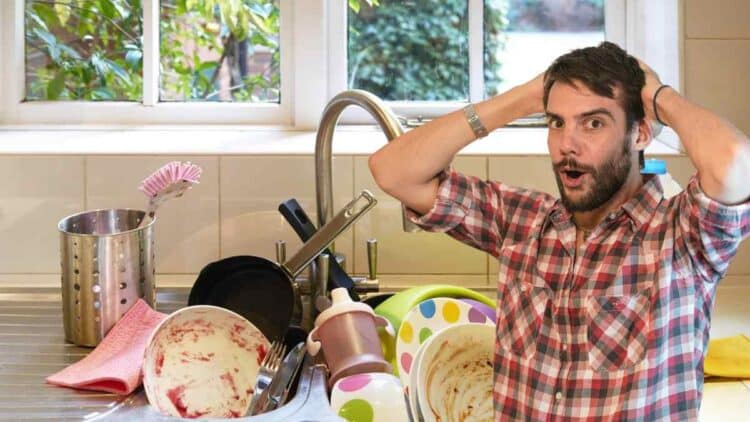 Hombre sorprendido por fregadero lleno de platos sucios antes de usar invento de Amazon por menos de 25 euros.