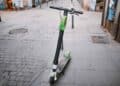 Patinete eléctrico en calle urbana antes de pasar la ITV ‘Convive’ de AECA-ITV para VMP.