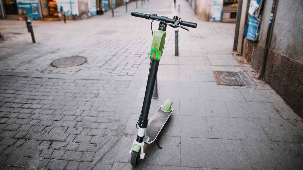 Patinete eléctrico en calle urbana antes de pasar la ITV ‘Convive’ de AECA-ITV para VMP.