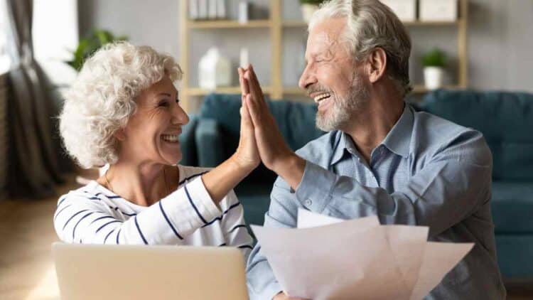 Pareja de jubilados en Madrid celebrando el aumento de su pensión según datos del INSS.