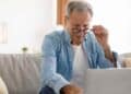 Hombre mayor revisando requisitos para jubilarse a los 63 años en 2025.