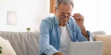 Hombre mayor revisando requisitos para jubilarse a los 63 años en 2025.