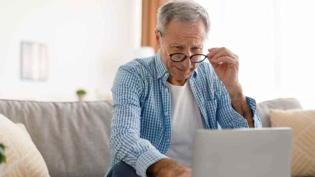 Hombre mayor revisando requisitos para jubilarse a los 63 años en 2025.