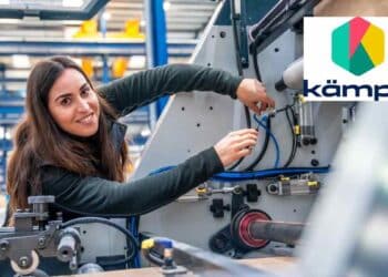 Mujer joven trabajando en máquina industrial dentro del programa de profesión formacional de Kämpe.