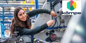 Mujer joven trabajando en máquina industrial dentro del programa de profesión formacional de Kämpe.