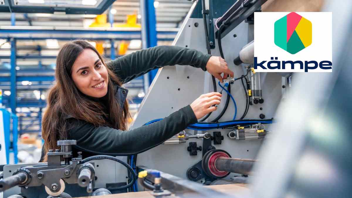 Mujer joven trabajando en máquina industrial dentro del programa de profesión formacional de Kämpe.