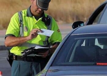 Guardia Civil multa por enganche trasero de coche no homologado.