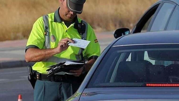 Guardia Civil multa por enganche trasero de coche no homologado.