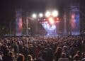 Concierto gratuito en las fiestas de Leganés 2025 con público y escenario iluminado.