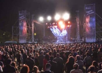 Concierto gratuito en las fiestas de Leganés 2025 con público y escenario iluminado.