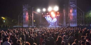 Concierto gratuito en las fiestas de Leganés 2025 con público y escenario iluminado.