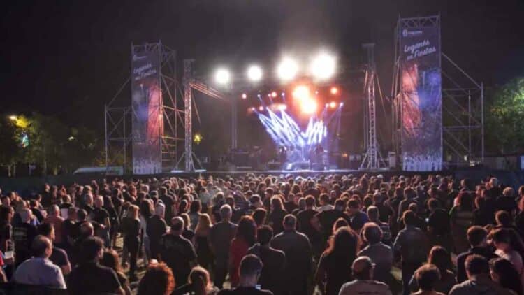Concierto gratuito en las fiestas de Leganés 2025 con público y escenario iluminado.