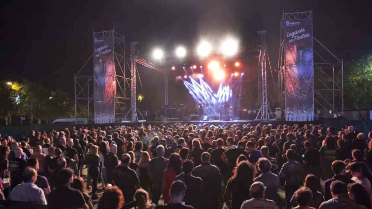 Concierto gratuito en las fiestas de Leganés 2025 con público y escenario iluminado.