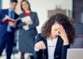 Trabajadora afectada por la ley del hielo en el trabajo y riesgo de despido sin indemnización.