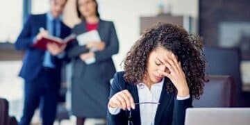 Trabajadora afectada por la ley del hielo en el trabajo y riesgo de despido sin indemnización.