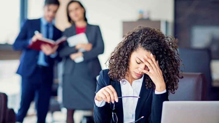 Trabajadora afectada por la ley del hielo en el trabajo y riesgo de despido sin indemnización.