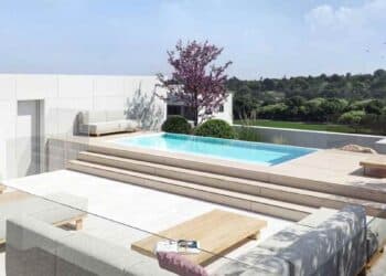 Piscina y terraza de la lujosa casa de Kylian Mbappé en Madrid.