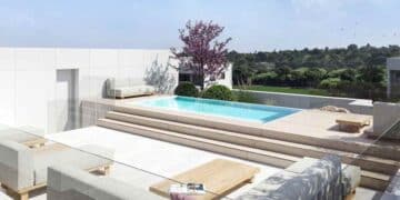 Piscina y terraza de la lujosa casa de Kylian Mbappé en Madrid.