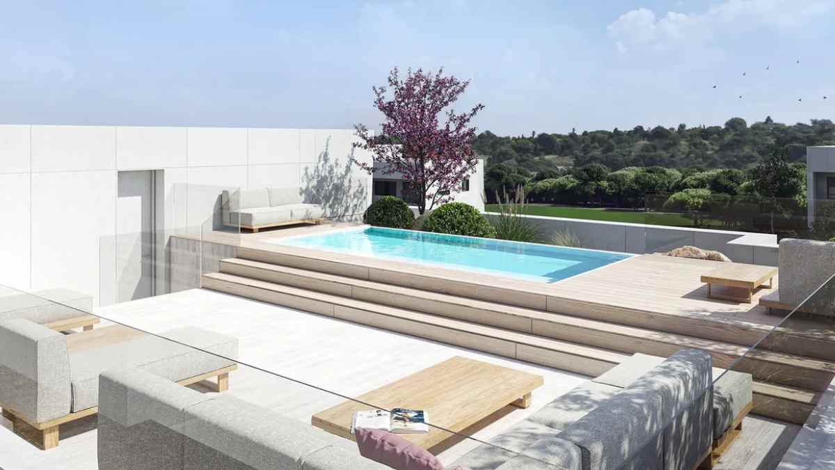 Piscina y terraza de la lujosa casa de Kylian Mbappé en Madrid.