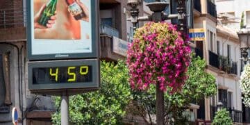 Termómetro urbano marca 45 grados en Madrid durante ola de calor extrema de agosto 2025