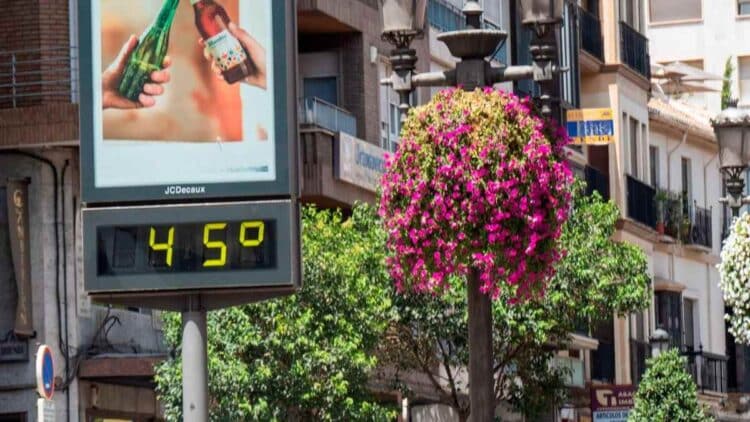 Termómetro urbano marca 45 grados en Madrid durante ola de calor extrema de agosto 2025