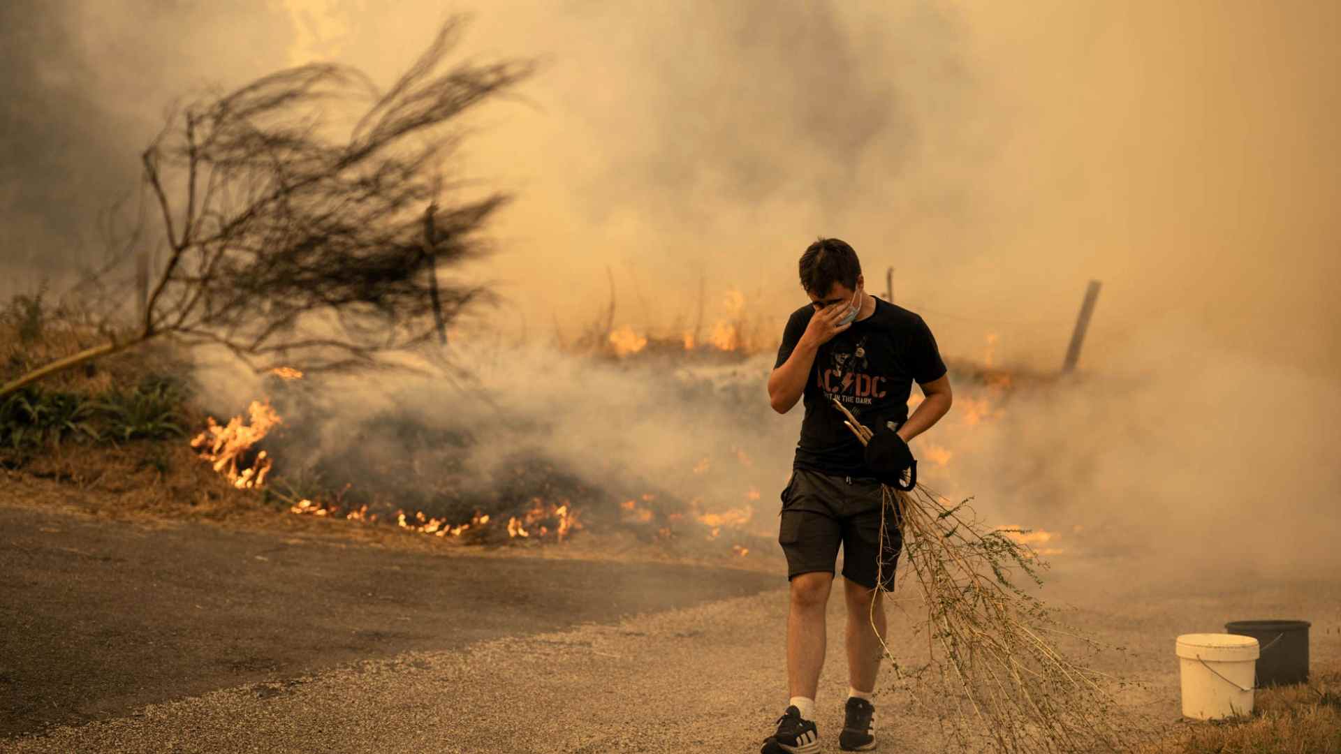 Incendio en Madrid afecta a propietarios y explotaciones con humo y llamas.
