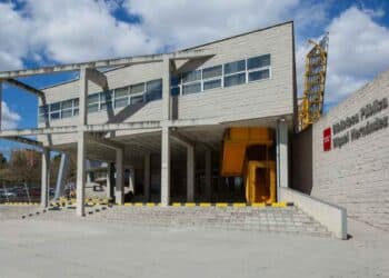 Fachada Biblioteca Pública Miguel Hernández en Puente de Vallecas Madrid.