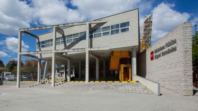 Fachada Biblioteca Pública Miguel Hernández en Puente de Vallecas Madrid.