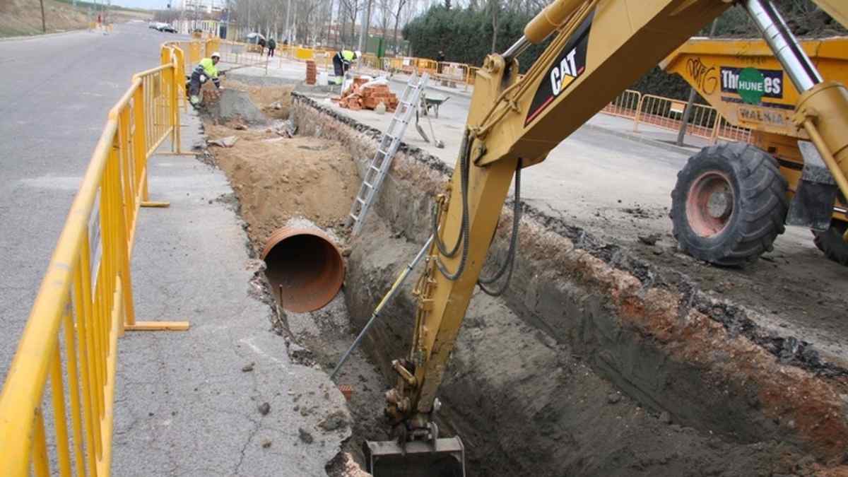 Obras en Madrid para renovar tuberías y mejorar el suministro de agua.