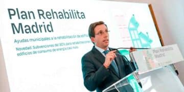 Alcalde de Madrid presenta el Plan Rehabilita 2025 con ayudas de hasta 10.000 euros.
