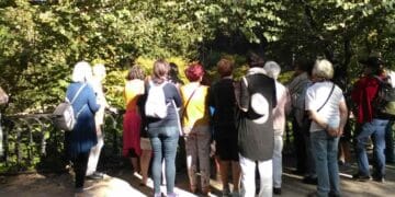 Grupo de personas en ruta guiada gratuita del programa Entreparques por parques de Madrid en verano.