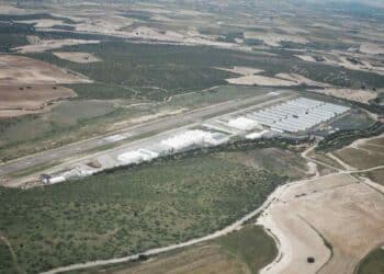 Vista aérea del aeródromo de Casarrubios-Álamo, futura sede del aeropuerto Madrid Sur que aliviará Barajas.