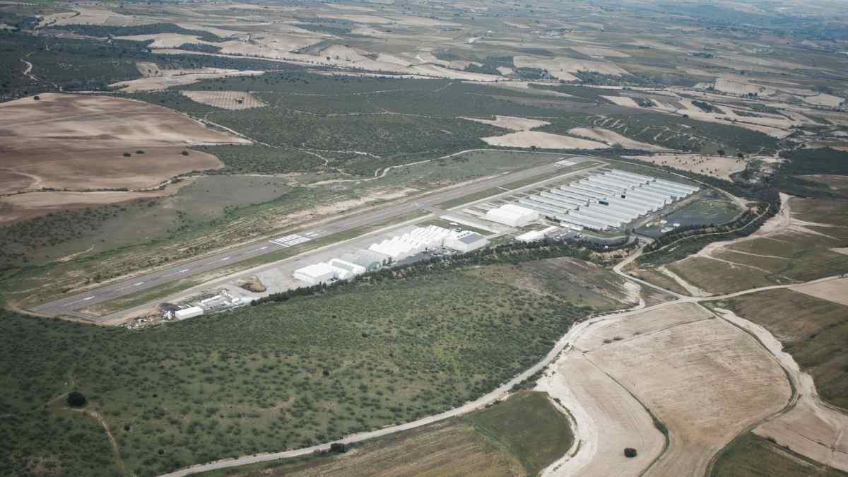 Vista aérea del aeródromo de Casarrubios-Álamo, futura sede del aeropuerto Madrid Sur que aliviará Barajas.