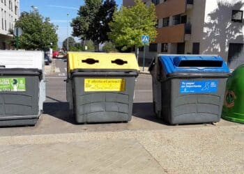 Contenedores de basura y reciclaje en Madrid por la nueva tasa de basuras.