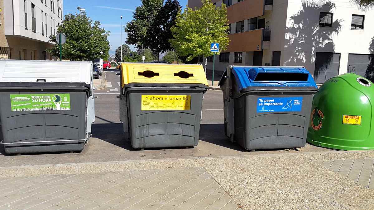 Contenedores de basura y reciclaje en Madrid por la nueva tasa de basuras.