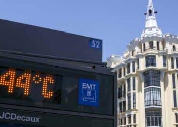 Termómetro urbano de la EMT en Madrid marcando 44 °C durante la ola de calor con temperaturas históricas.