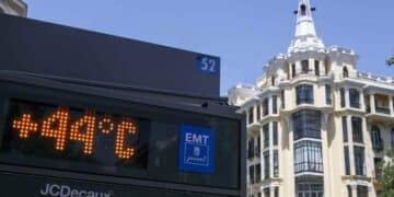 Termómetro urbano de la EMT en Madrid marcando 44 °C durante la ola de calor con temperaturas históricas.