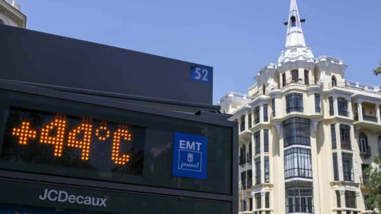 Termómetro urbano de la EMT en Madrid marcando 44 °C durante la ola de calor con temperaturas históricas.