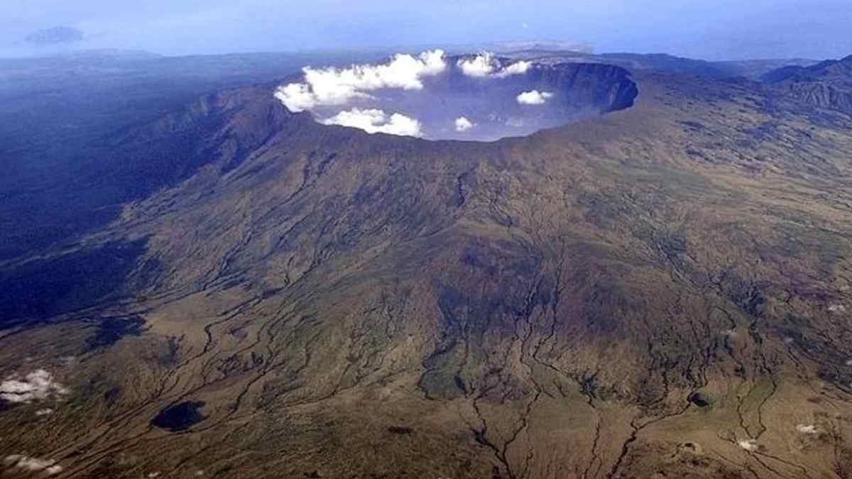 Cráter del volcán Tambora en Indonesia, cuya erupción provocó el verano frío de 1816 en Madrid.