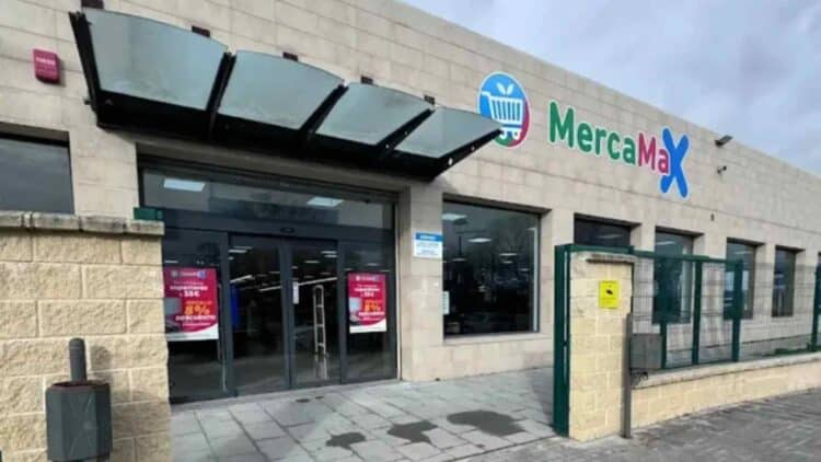 Fachada del supermercado Mercamax en Griñón, Madrid.