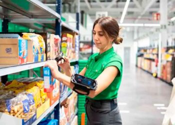 Empleado de Mercadona colocando productos en un supermercado de Madrid con contrato fijo sin experiencia previa